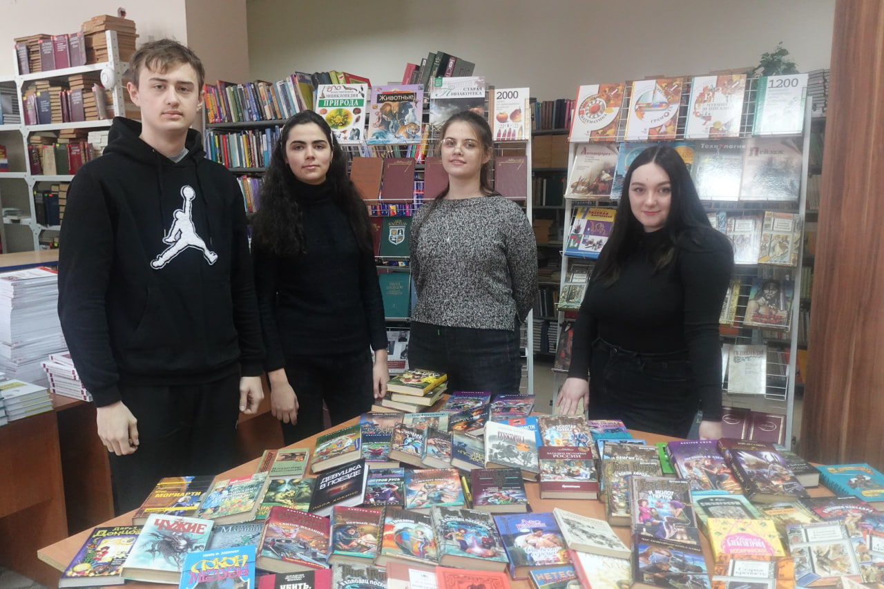 Общественники передали Мариупольскому государственному университету более 20 тысяч книг